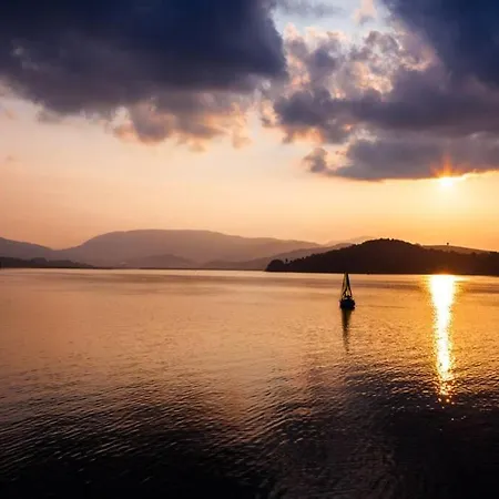 ヴィラ The House - Dom Nad Samym Jeziorem Roznowskim *