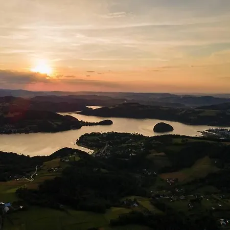 ヴィラ The House - Dom Nad Samym Jeziorem Roznowskim