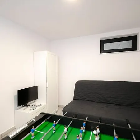 The House - Dom Nad Samym Jeziorem Roznowskim *